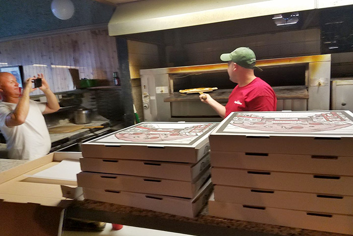 Conca D'Oro makes their final pizza pies
