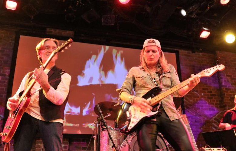 G.E. Smith and Nancy Atlas rockin' out