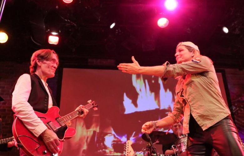 G.E. Smith and Nancy Atlasc