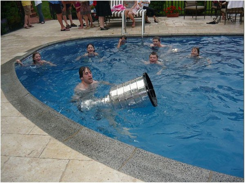 2008–09 Stanley Cup champions Pittsburgh Penguins visit the home of Mario Lemieux. The Stanley Cup in Mario Lemieux's swimming pool 2009
