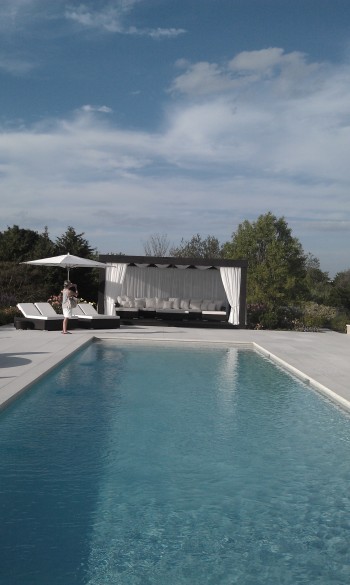 Pergola opened sides and back close