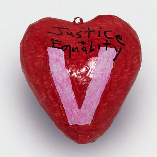 heart calvin Klein equal back Verso Calvin Klein's Heart for Haiti