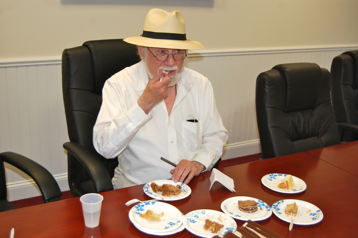 Dan's Papers Editor-in-Chief Dan Rattiner judges the entries.