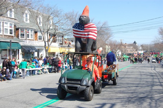 The Coneheads try to redirect the parade.