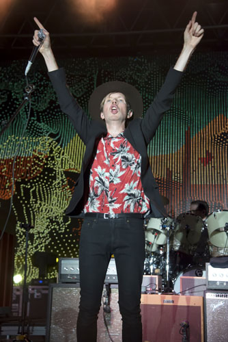 Beck performs at FOLD.