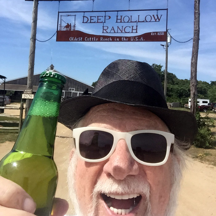 Dan Rattiner selfie in front of Deep Hollow Ranch in Montauk