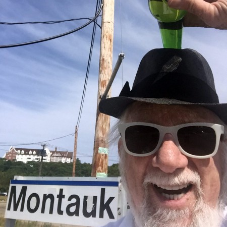 Dan Rattiner selfie in front of the Montauk Manor