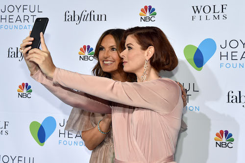 Mariska Hargitay, Debra Messing.