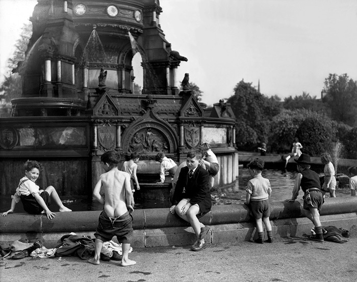 Glasgow Boys in Fountain, 1956 ©Harry Benson