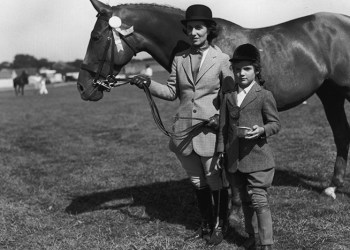 Janet Lee Bouvier and Jacqueline Bouvier with their horse Stepaside