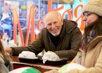 Jimmy Buffett hands out cheeseburgers in anticipation of 