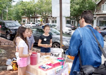 Phoebe Smolan, Rosa Carmichael and Sara Graziano at their Lemonarf stand in East Hampton