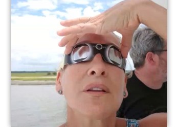 Sarah Jessica Parker watching the solar eclipse