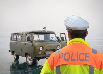 Hamptons Police stop cars from driving over ice to Shelter Island