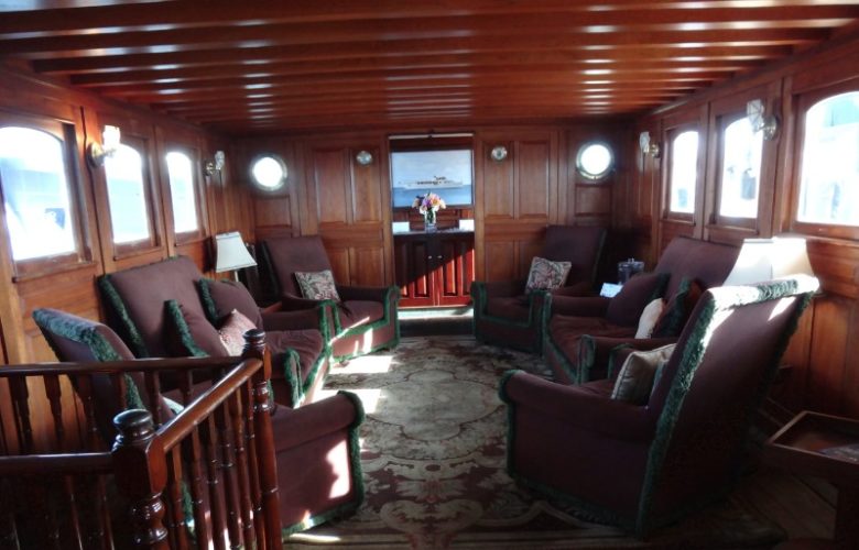 Midship saloon