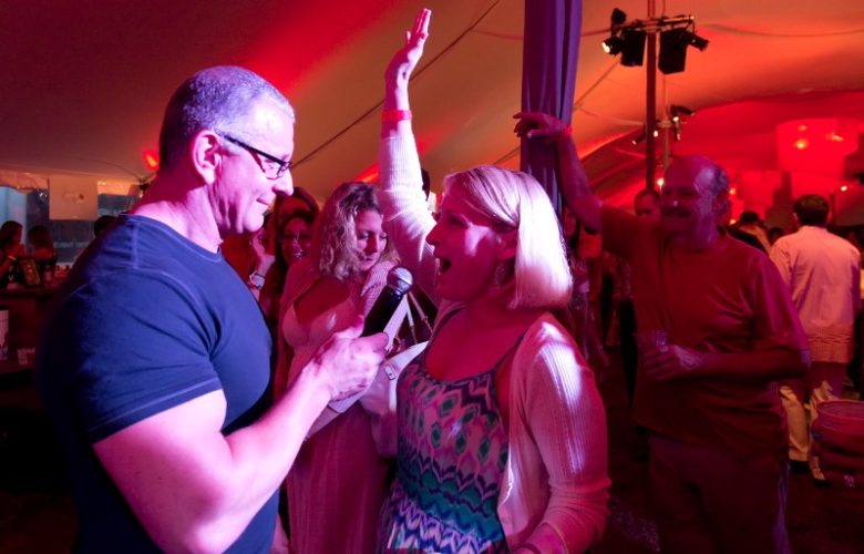 Robert Irvine fires up the GrillHampton crowd.
