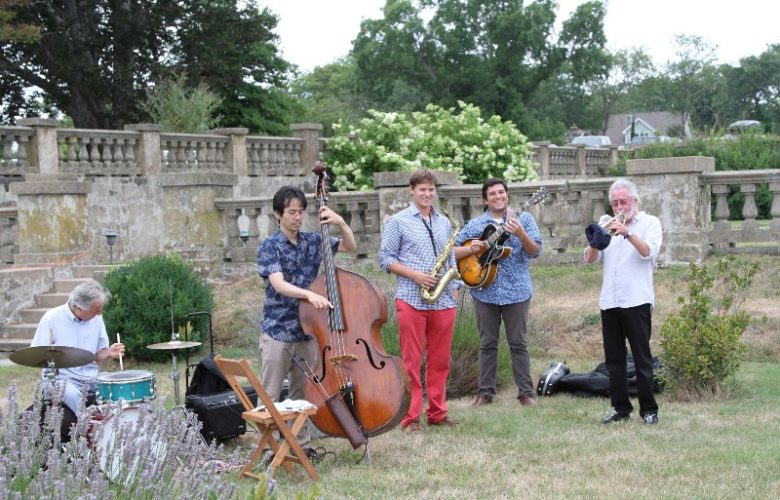 Musical entertainment at cocktail hour in the garden