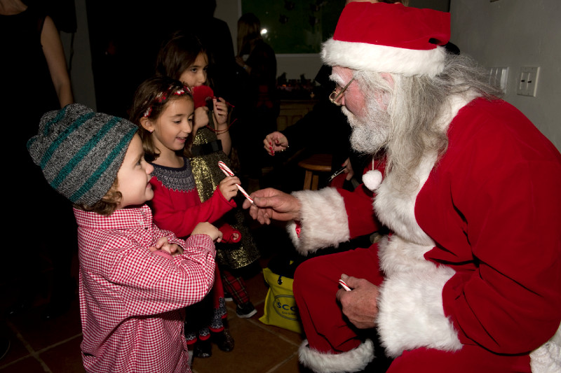 The Wölffer Festival of Lights was a family with a real Santa Claus and many delighted children.