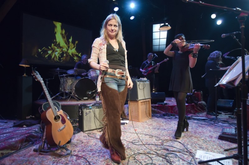 The diva of the Fireside Sessions, Nancy Atlas pans the crowd as her friend and special guest, violinist Randi Fishenfeld takes a solo with Richard Rosch on drums, Brett King on his red hot bass guitar and Neil Surreal on his keyboard.