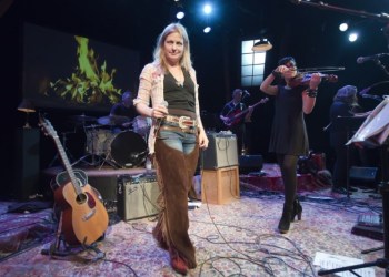 The diva of the Fireside Sessions, Nancy Atlas pans the crowd as her friend and special guest, violinist Randi Fishenfeld takes a solo with Richard Rosch on drums, Brett King on his red hot bass guitar and Neil Surreal on his keyboard.