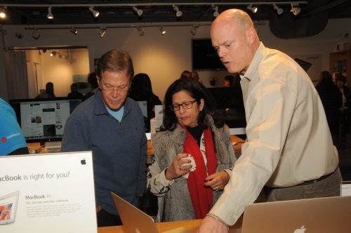 GeekHampton Co-owner Mike Avery (right) helps Peter and Marilyn Stevenson select a MacBook