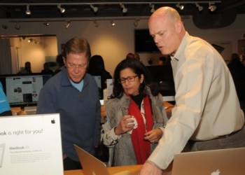 GeekHampton Co-owner Mike Avery (right) helps Peter and Marilyn Stevenson select a MacBook