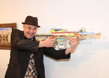 Artist Rossa Cole with his artwork 