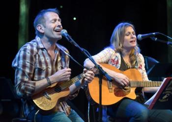 Simon Kirke on ukulele playing a reggae version of 