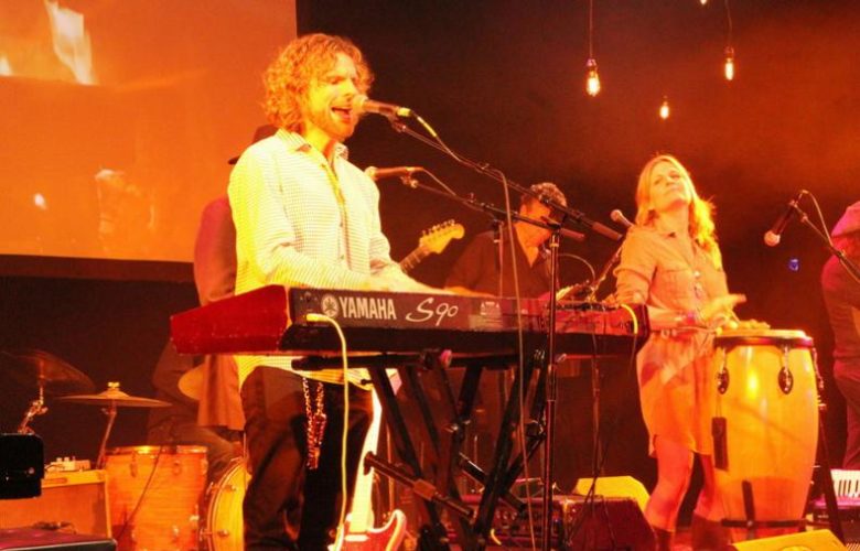 Danny Kean performing with Nancy Atlas