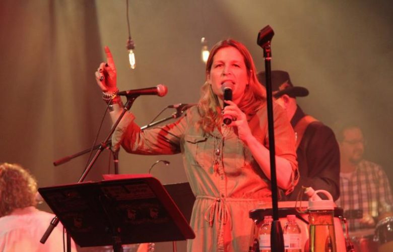 Nancy Atlas and Danny Kean perform