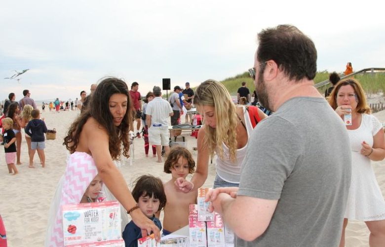 Gregg Lefkowitz hands out Wonder + Well, organic flavored water for kids