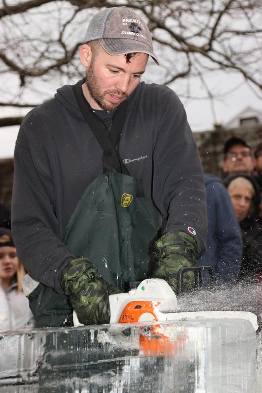Rich Daly begins to carve his ice sculpture