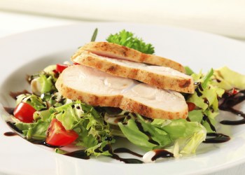 Chicken breast with green salad