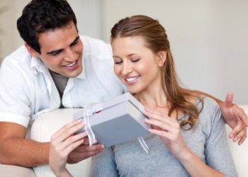 Boyfriend gives Valentine's gift