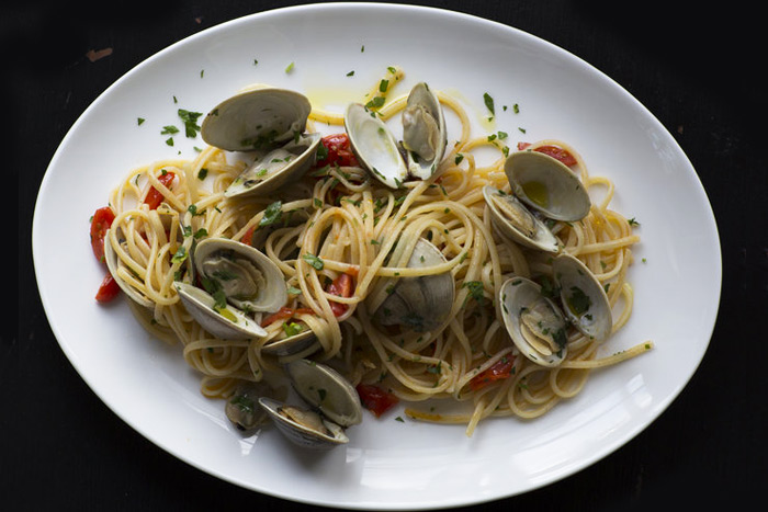 A plate of pasta with clams