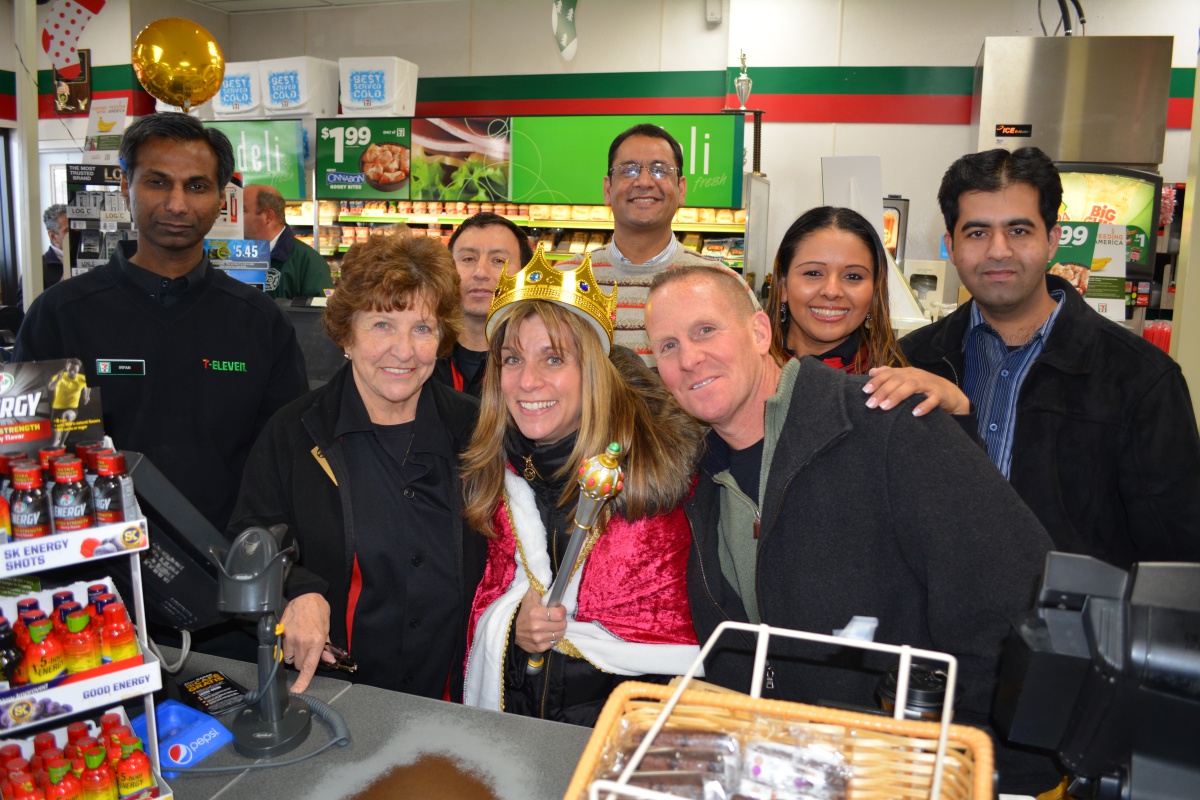 Lorie DeFelice and 7-Eleven staff.