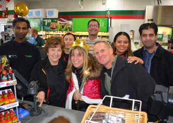 Lorie DeFelice and 7-Eleven staff.