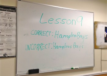 The correct spelling is Hampton Bays, with no apostrophe.