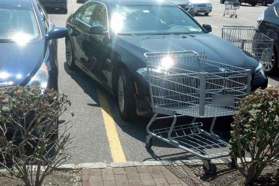 Idiot parked in the Bridgehampton Commons on East Hampton Idiot Spotter