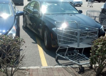 Idiot parked in the Bridgehampton Commons on East Hampton Idiot Spotter