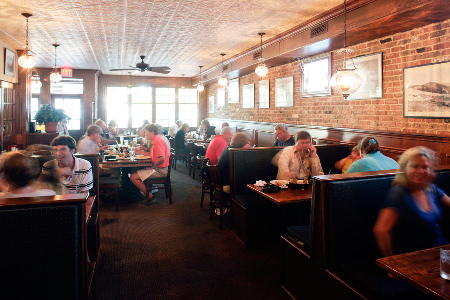 The dining room at Indian Wells Tavern