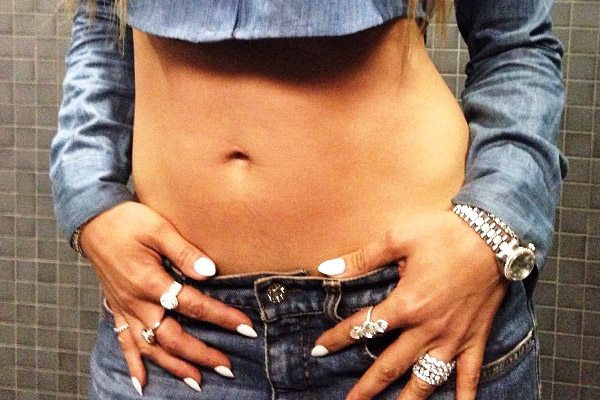 Jennifer Lopez shows off her abs on Instagram