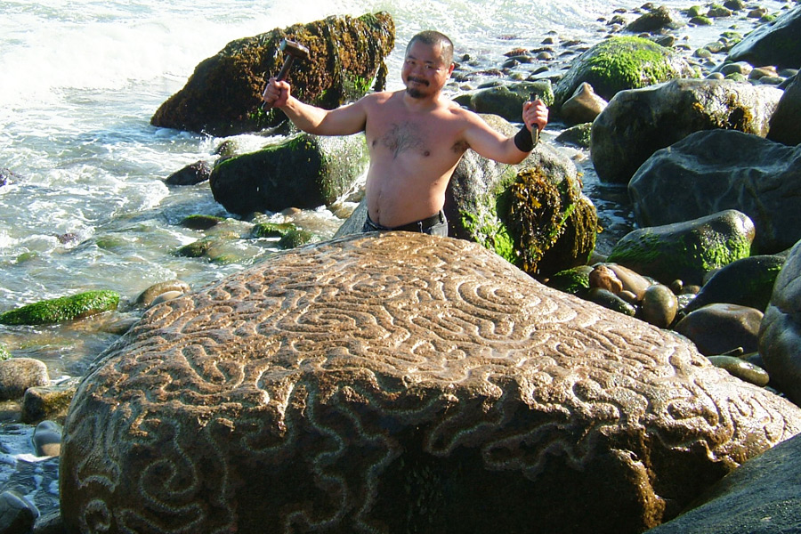 Artist Ken Hiratsuka carving the mysterious Montauk rock in 2004