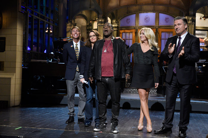 (l-r) Jack McBrayer, Tina Fey, Tracy Morgan, Jane Krakowski, and Alec Baldwin during the monologue on October 17, 2015.