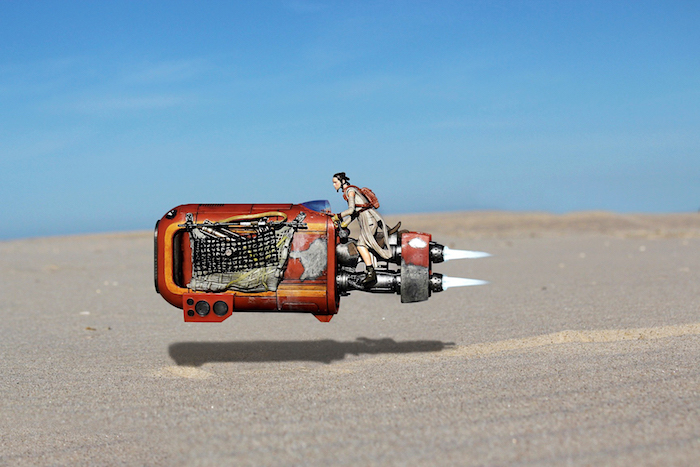 Rey on her speeder in Jakku, art by Oliver Peterson