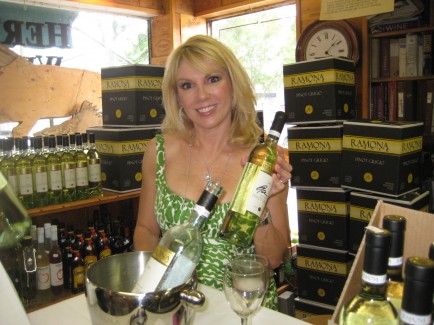 Ramona-Singer-and-her-Pinot-Grigio-434×325