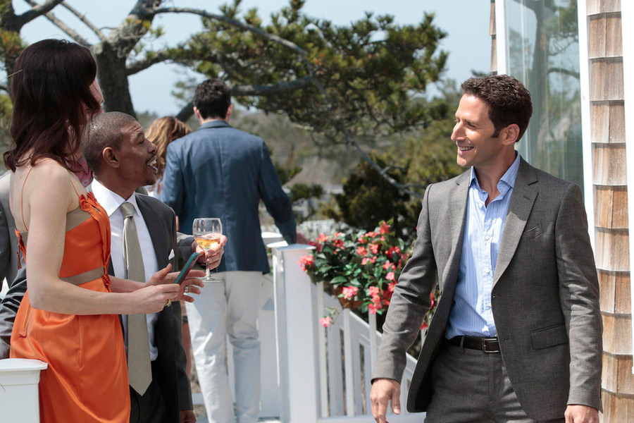 Muggsy Bogues as Himself and Mark Feuerstein as Dr. Hank Lawson on Royal Pains Season 7 Episode 1