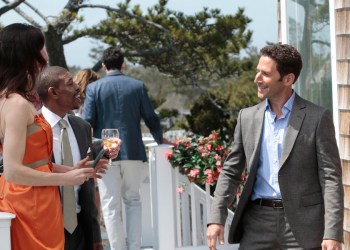 Muggsy Bogues as Himself and Mark Feuerstein as Dr. Hank Lawson on Royal Pains Season 7 Episode 1