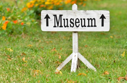 SexTrailer-bigstock-Museum-direction-sign-in-green-36511720-434×287