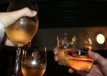 article-new-ehow-images-a05-sd-q1-do-people-glasses-before-drinking_-800×800